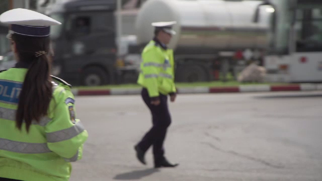 Şofer de 63 de ani, reţinut de poliţie când parca în faţa unui bar. Cu ce se ocupa de fapt