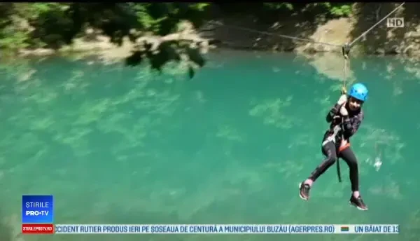 Lacul unic în Europa: îşi schimbă zilnic culoarea. Românii fac gulaş şi concerte lângă el