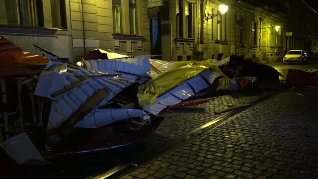 Acoperiș smuls de pe un bloc din Timișoara, în urma unei furtuni puternice