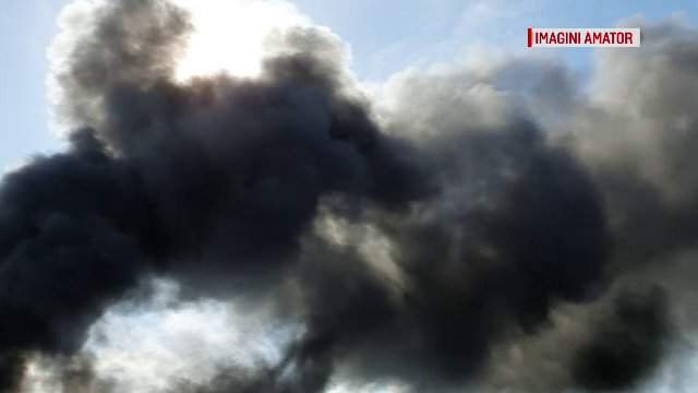 Fum negru pe cerul unei comune din Mureș. Autoritățile caută vinovații