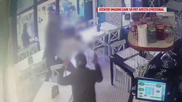 Suporterii a 2 echipe de fotbal s-au luat la bătaie într-un bar din Craiova. VIDEO