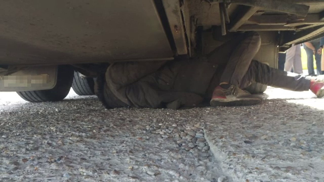 Descoperire neașteptată făcută sub un autocar de polițiștii de frontieră din Galați