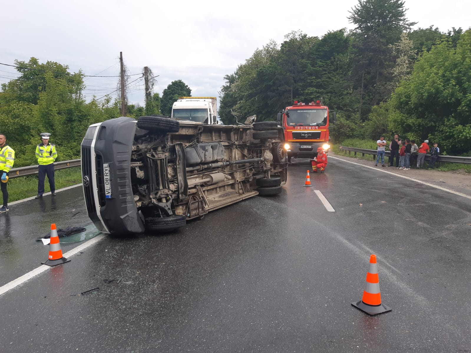 Microbuz cu 12 pasageri răsturnat în Vâlcea. A fost activat Planul roşu