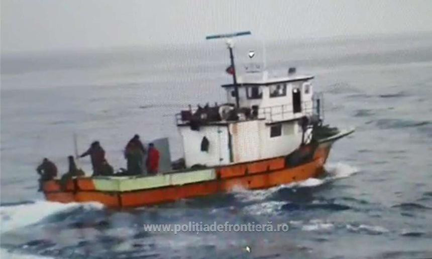 Urmărire cu focuri de armă în Marea Neagră. Un pescador s-a scufundat, 3 marinari au fost răniți