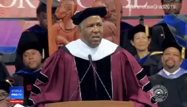 Studenți lăsați fără cuvinte de gestul unui miliardar. Anunțul făcut la festivitatea de absolvire