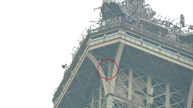 Un bărbat s-a urcat fără echipament pe Turnul Eiffel şi a stat 5 ore agăţat de grinzi