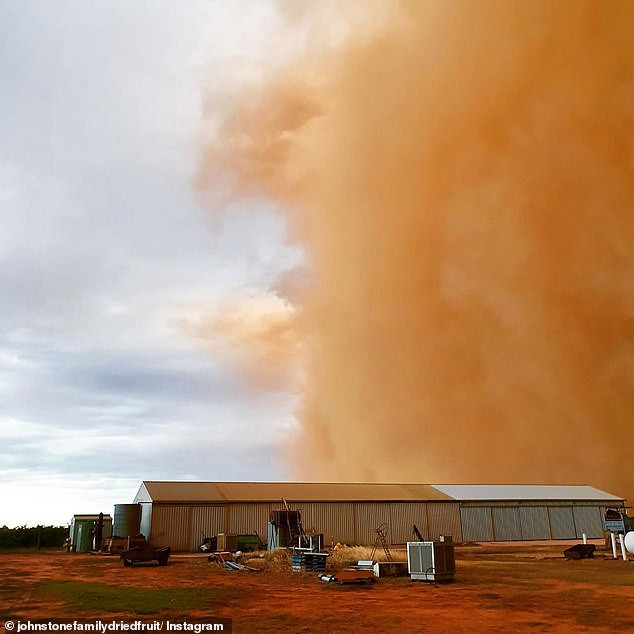 Momentul în care un șofer intră în „inima” unei furtuni de nisip. VIDEO