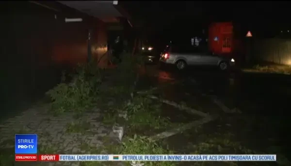 Prăpăd în sudul țării din cauza furtunii: copaci doborâți, mașini avariate, 2 persoane rănite