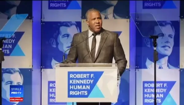 Studenți lăsați fără cuvinte de gestul unui miliardar. Anunțul făcut la festivitatea de absolvire