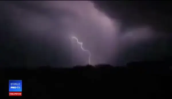 Zeci de localități din toată țara afectate de furtuni. Când se opresc ploile