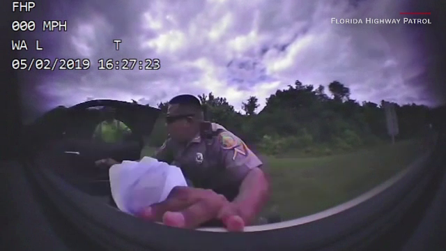 Scene desprinse din jocurile video. Un bărbat a furat mașina de poliție