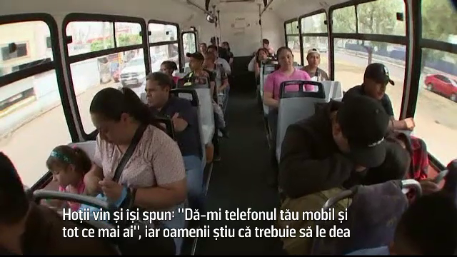Mexicanii umblă la ei cu telefoane false, pe care le dau hoților atunci când sunt jefuiți