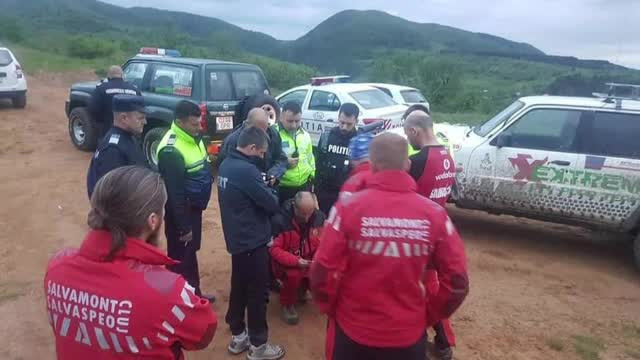 Tată și fiu, rătăciți lângă lacul Tarnița din Cluj. Au petrecut noaptea pe terasa unei cabane