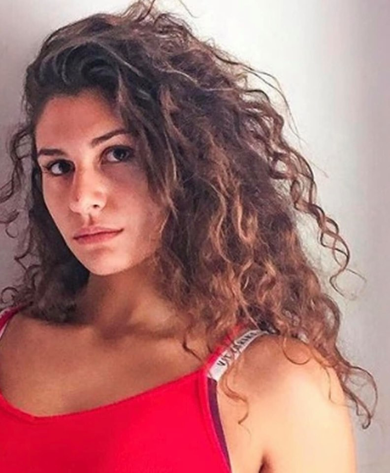 Motivul pentru care o tânără de 19 ani care și-a ucis tatăl a fost eliberată din arest