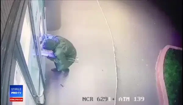 Primele imagini cu momentul în care 2 indivizi aruncă în aer un bancomat
