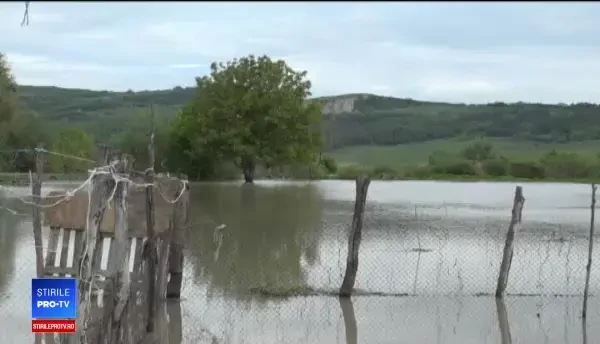 Bilanț după ploile din ultimele zile: sute de case, gospodării și drumuri inundate