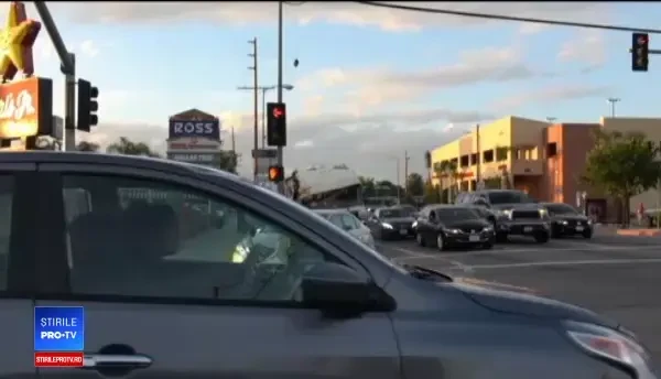 Cursă periculoasă în California. Un câine a sărit dintr-o rulotă urmărită de poliție