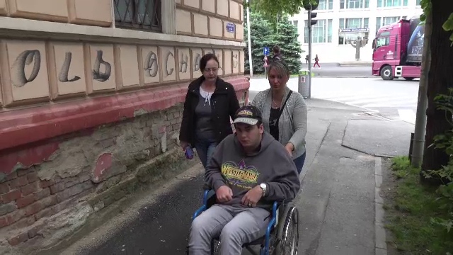 S-a răsturnat cu scaunul cu rotile pe rampa improvizată instalată la școală. Explicația IȘJ Sibiu