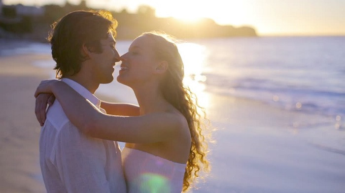 (P) Tot mai multi romani cauta iubirea pe internet. Cum arata partenerul ideal