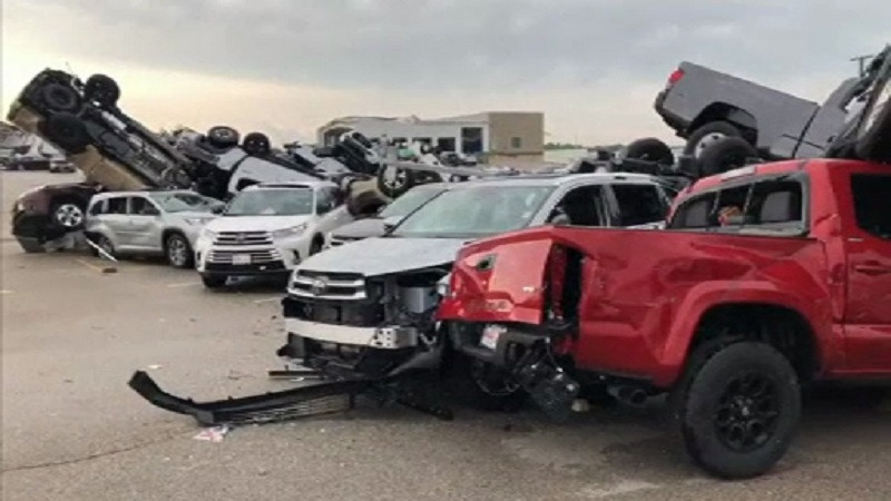 Momentul în care o tornadă lovește un oraș din SUA. Dezastrul provocat. VIDEO