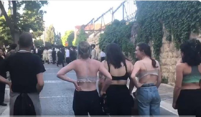 Protestatari puși pe fugă de tinere dezbrăcate, la Tel Aviv. VIDEO