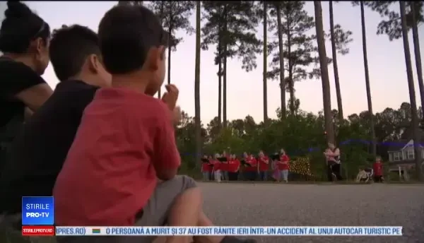 Motivul pentru care oamenii dintr-un oraș american au sărbătorit Crăciunul în luna mai