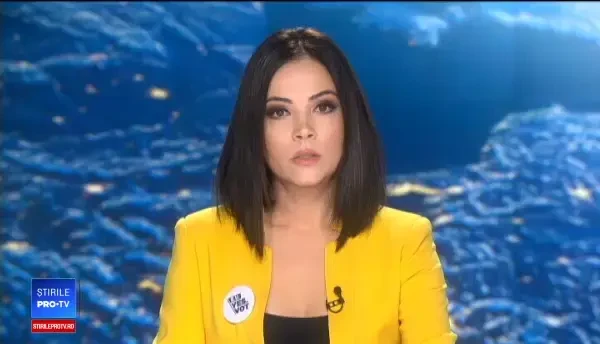 Momentul în care un excavator se prăbușește, după ce pământul a luat-o la vale în Vâlcea