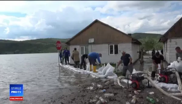 Stare de alertă în Mureș, după ce un dig de protecție a cedat. Sute de case, în pericol