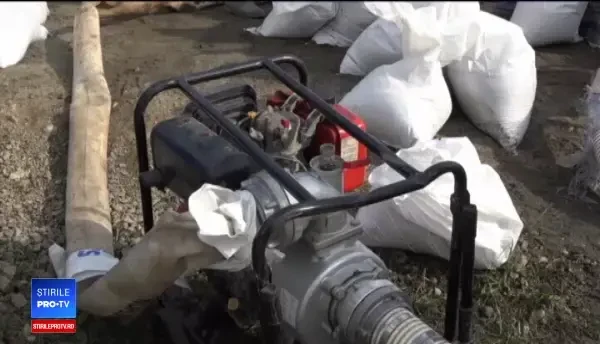 Revoltător. Mai multe case au fost inundate după ce a fost furată o țeavă dintr-un dig