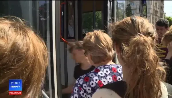 Bucureștenii se plâng de căldura din autobuze. Șoferi STB: ”Unele au luat foc”