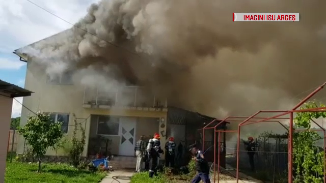 Un apicultor din Argeș și-a incendiat din greșeală propria casă. "Ce să văd? Lume alergând”