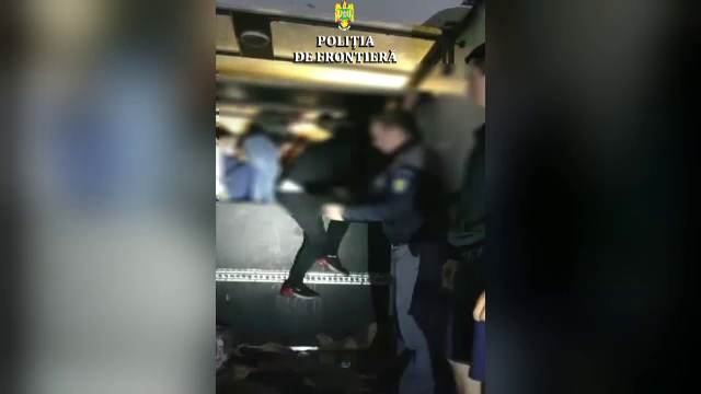 Camionetă cu ascunzătoare secretă, oprită la frontieră. Câţi oameni ducea de fapt şoferul