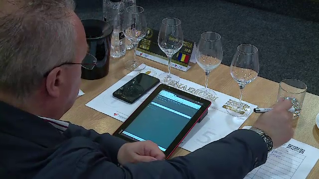 Cum se dau, de fapt, medaliile de pe sticlele de vin. "Neapărat trebuie să scuip"