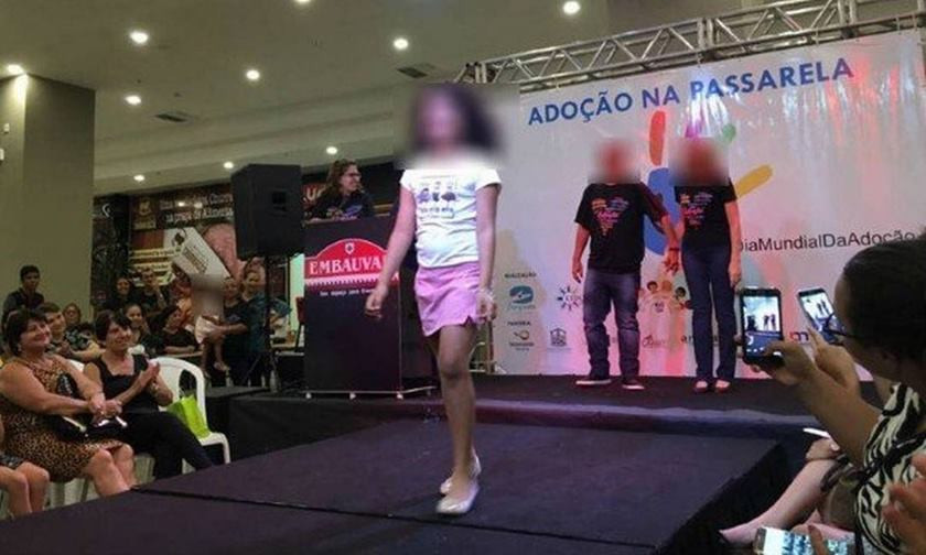 Copii şi adolescenţi, "scoşi la ofertă" într-un mall. Organizator: "Ochii văd, inima cere"