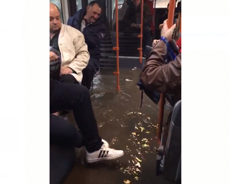 Imagini ireale cu un autobuz STB inundat în timpul furtunii din Capitală. Reacția călătorilor