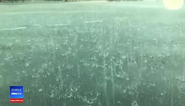 Dezastru în Capitală după codul portocaliu de furtună. Zeci de străzi și stația de metrou Aviatorilor, inundate