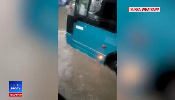 Străzi inundate în cartierul Colentina