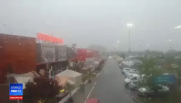 Un bărbat din București a filmat momentul în care un fulger lovește în apropierea sa.VIDEO