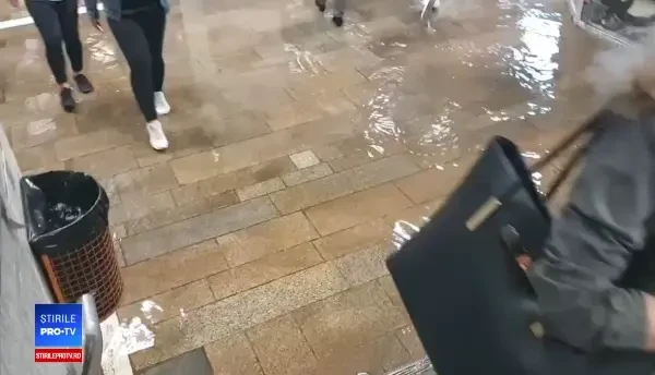 Imagini cu stația de metrou Aviatorilor inundată după furtuna care a lovit Capitala