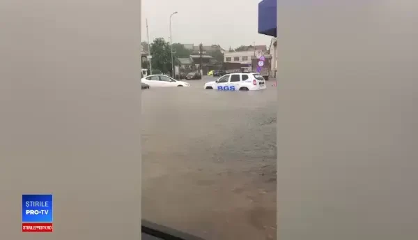 Străzi inundate în Capitală