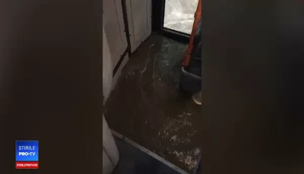 Imagini ireale cu un autobuz STB inundat în timpul furtunii din Capitală. Reacția călătorilor