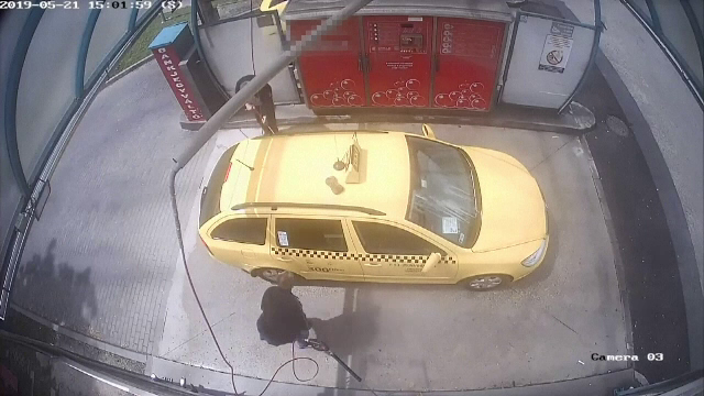 Cum a fost jefuit un taximetrist din Ungaria în timp ce-și spăla mașina într-o benzinărie
