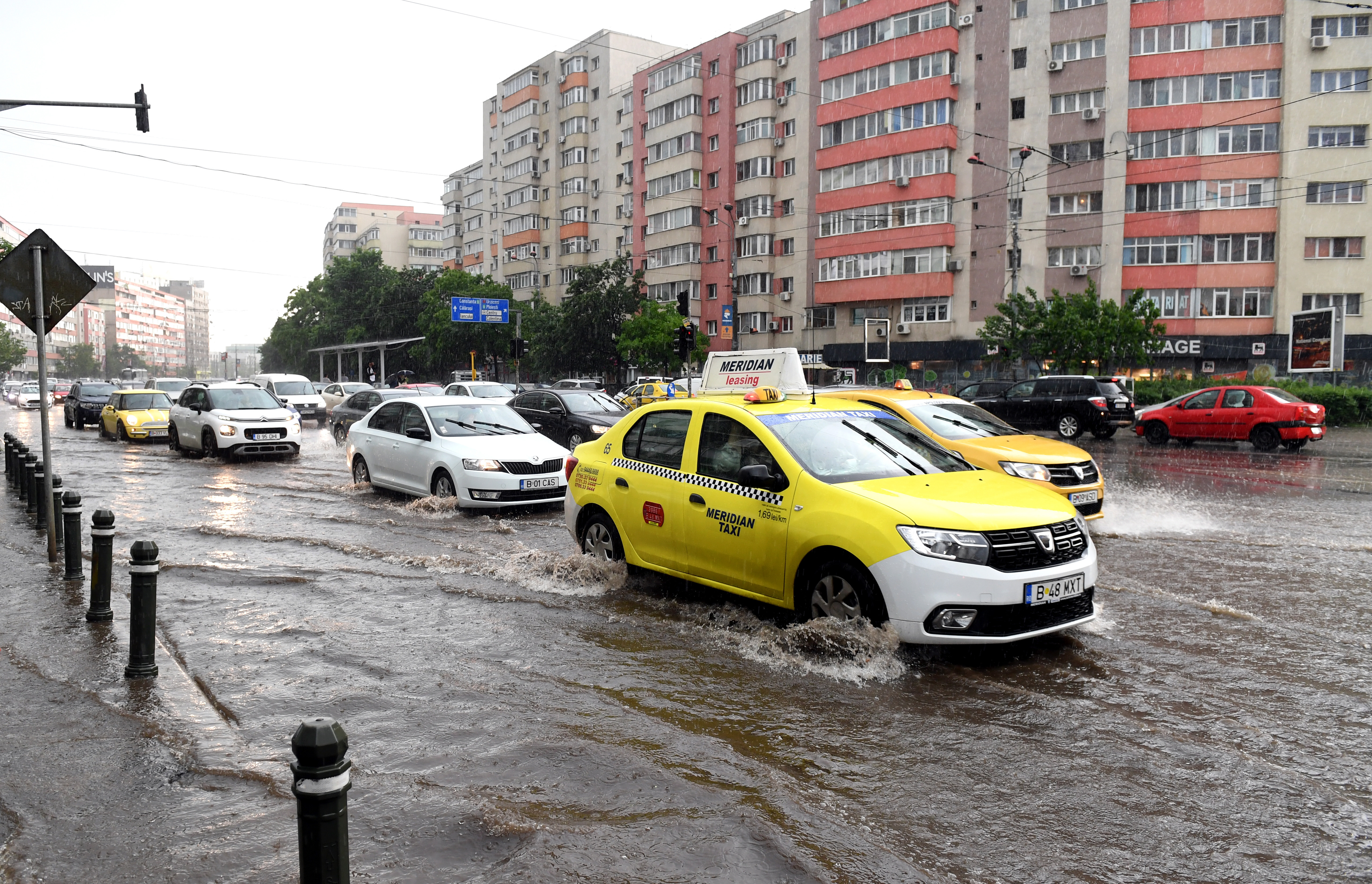 Vremea 2 iunie 2019. Ploile continuă, însoţite şi de fenomene extreme