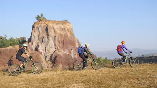 Turismul cu bicicleta electrică, tot mai mulți adepți în România: ”Vezi că există şi altă lume”