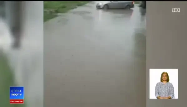 Sute de case inundate și drumuri blocate de ploile torențiale din țară