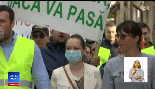 Sătui să-și ducă viața înconjurați de praf, sute de oameni din Ghimbav au mărșăluit pe străzi