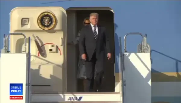 Momentul în care rochia Melaniei Trump este luată de vânt la sosirea în Japonia. VIDEO