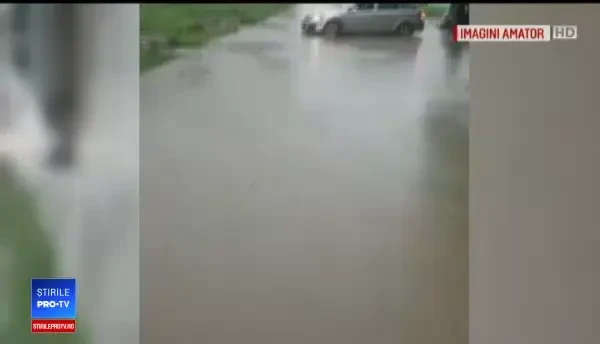 40 de localități afectate de furtuni. Cazul tragic al ambulanței blocate în noroi în Vaslui