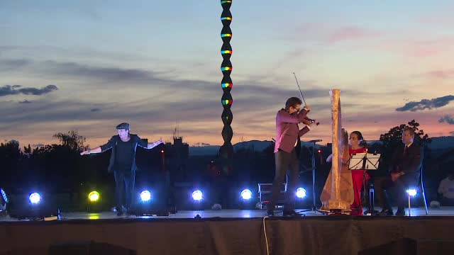 Alexandru Tomescu, spectacol inedit lângă Coloana Infinitului din Târgu Jiu