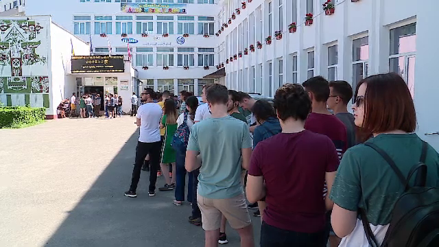 Cozile nu i-au oprit pe români să voteze. „Am stat o oră și jumătate, dar n-am renunțat”